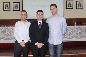 El prof. Gustavo Rocha, Raphael Vasconcelos, y el profesor Bruno Stigert.